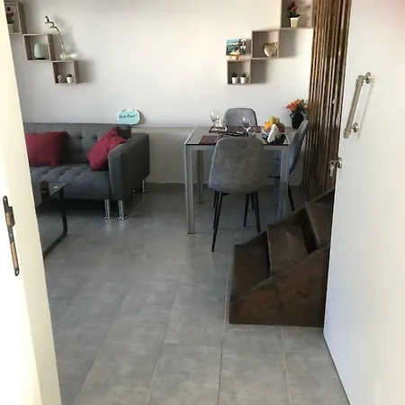דירה Larnaca Flat On The Beachside